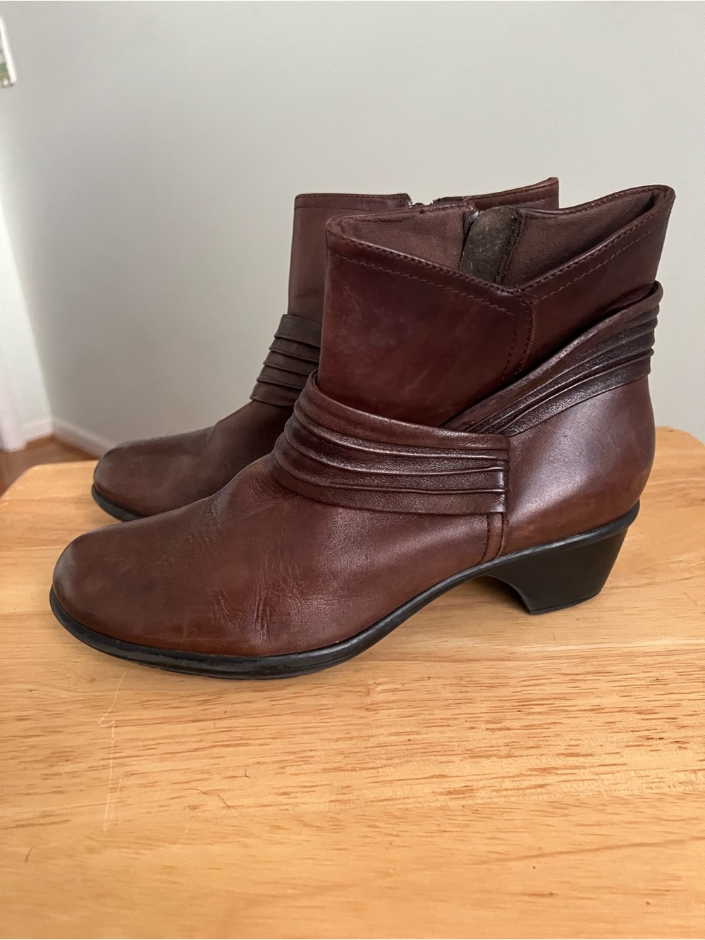 Clarks Women's Wish Mood Boot Size 9 Low Block Heel Brown Leather Comfy Pleated